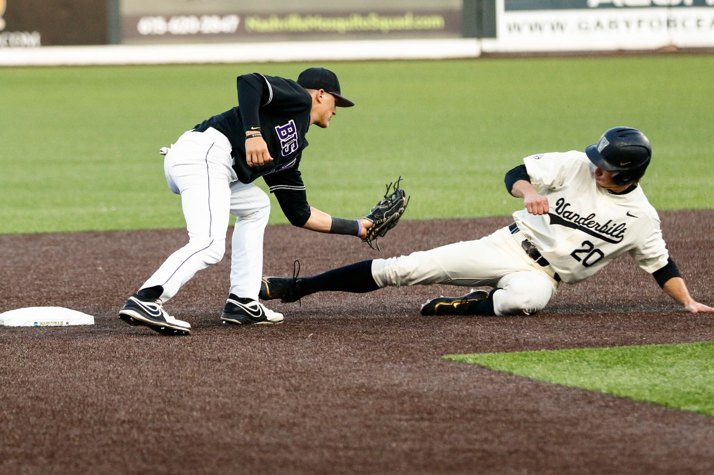 baseball falls short of comeback to No. 2 Vanderbilt