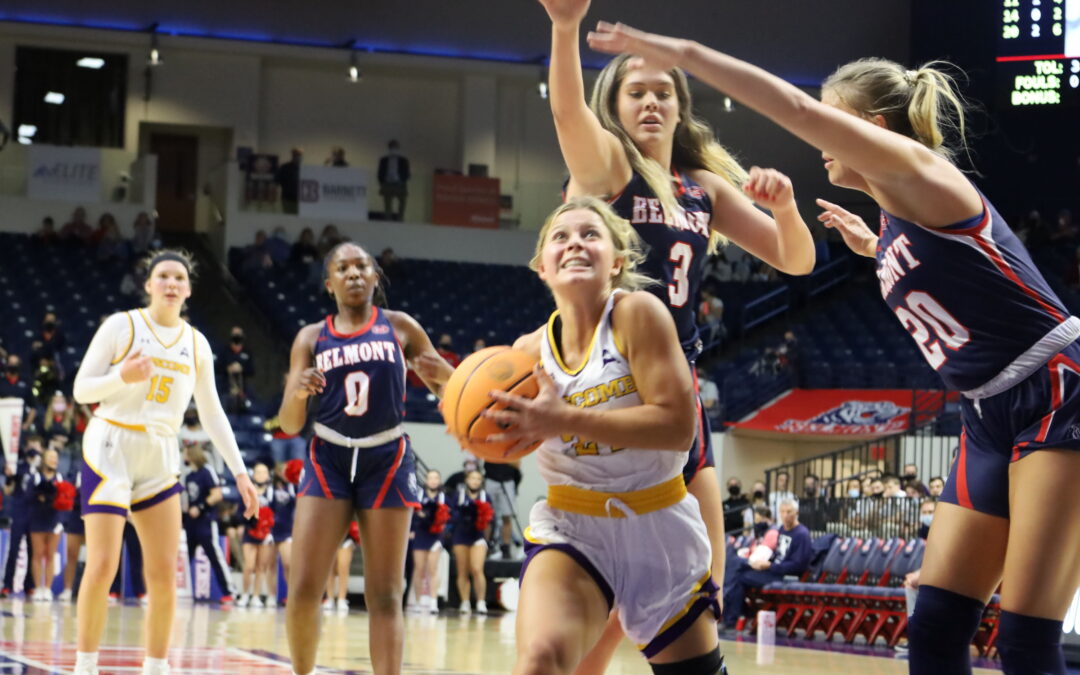 Women’s basketball falls just short in Battle of the Boulevard